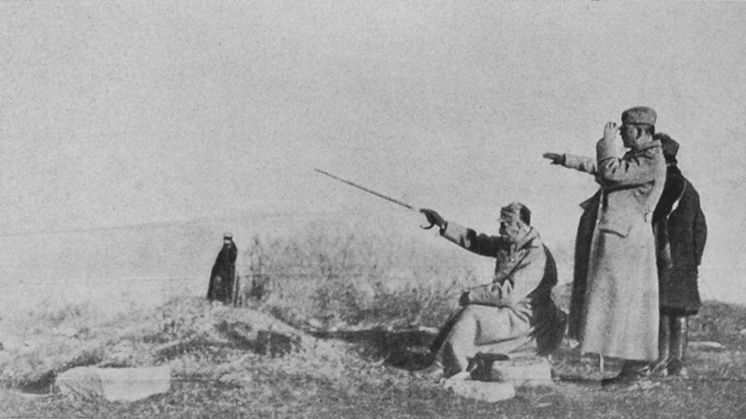 Король Сербии Петр I Карагеоргиевич (сидит) на позициях своей армии во время одного из сражений