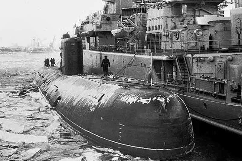 Фото 31 декабря 1990 г. подводной лодки Б-396 "Новосибирский комсомолец" в Зимней гавани Кронштадта из архива А. Пойлова.