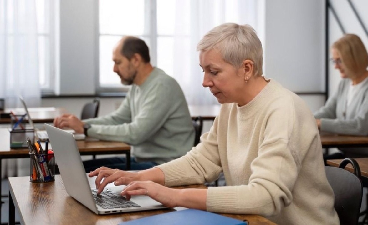    ОЭСР: смена профессии после 45 лет поможет сохранить работу