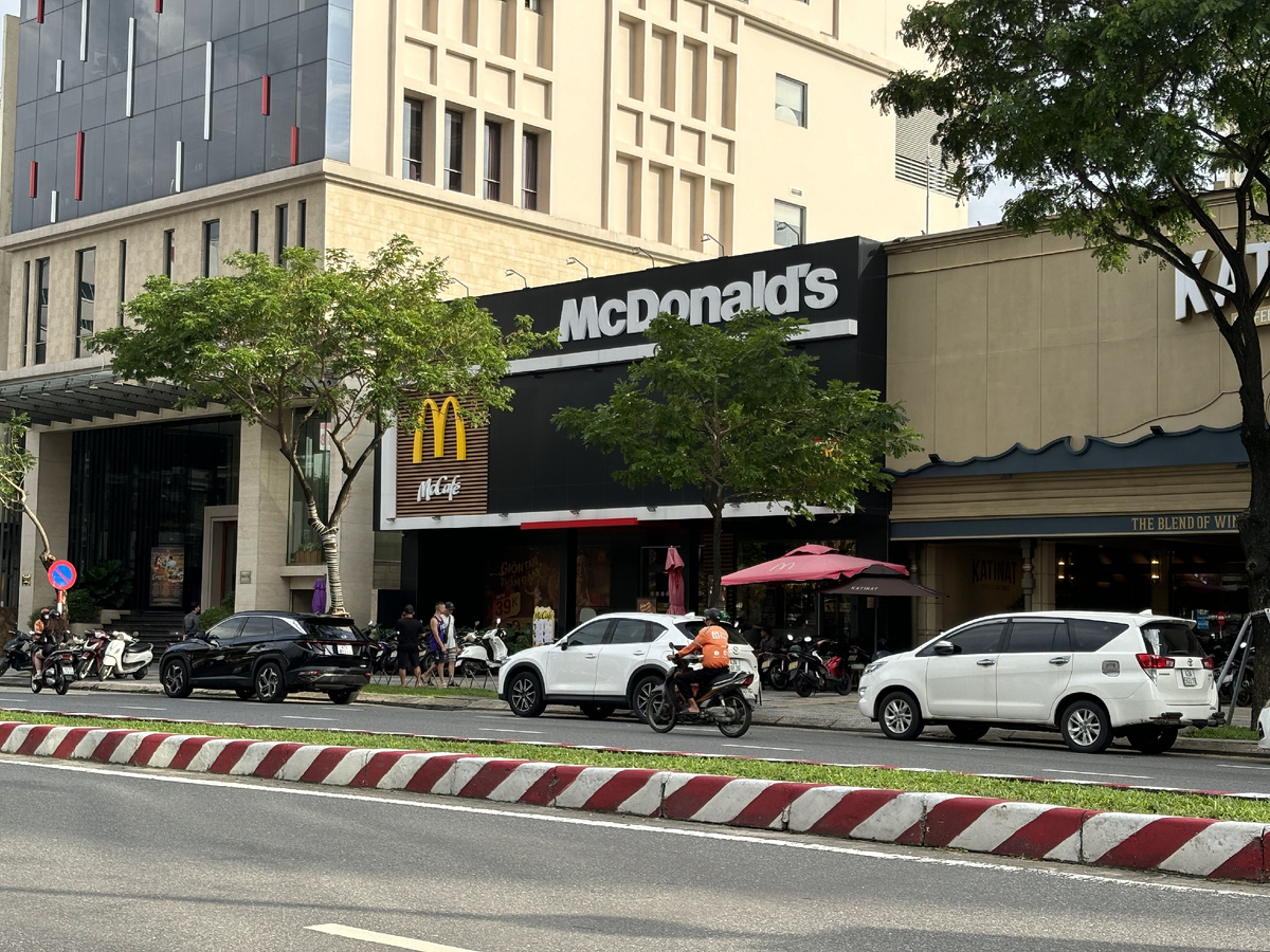 По дороге в плохой район увидел настоящий МакДональдс. Их тут очень мало, они не популярны.