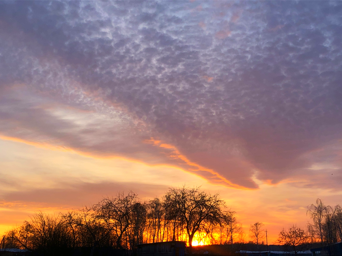 Пожар заката и интересные облака.Завтра будет ветер.   фото автора