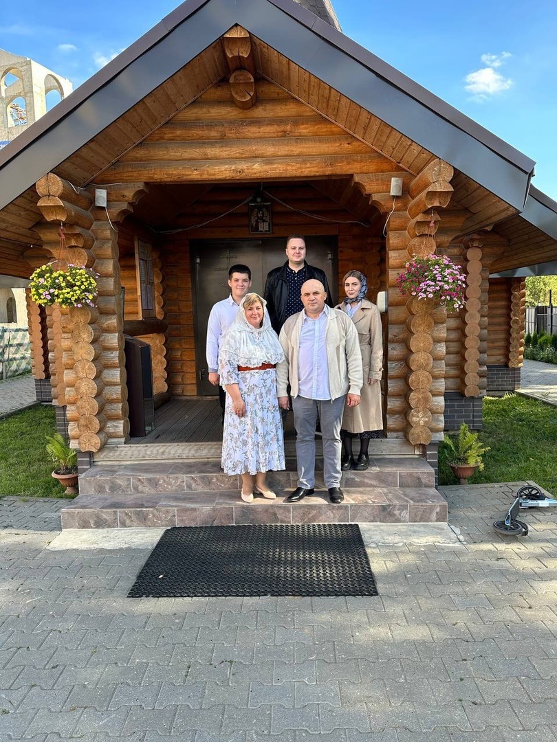 На фото: муж и дети автора канала