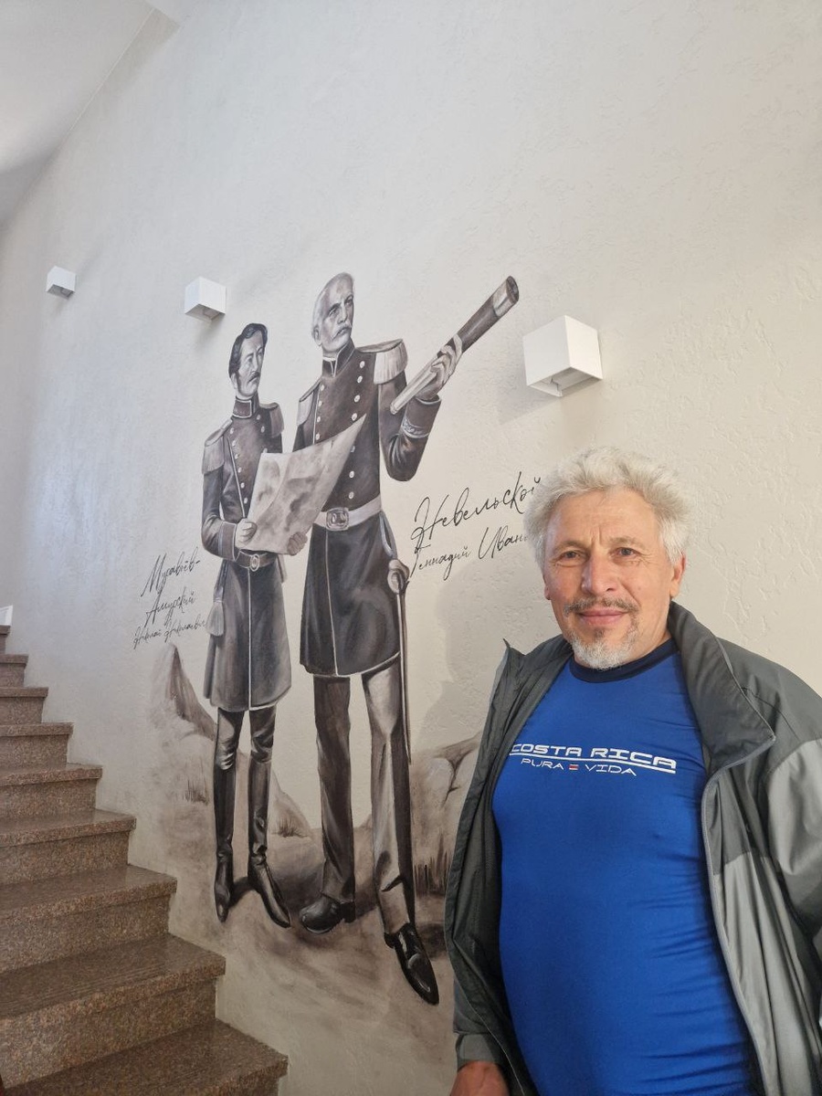 Позади меня портреты двух великих людей, благодаря которым Дальний Восток стал частью России. Это Геннадий Невельской и Граф Николай Муравьев-Амурский.