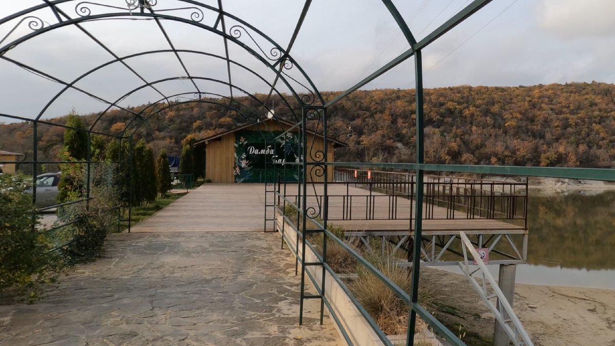 Вход на плотину, задержавшую воду