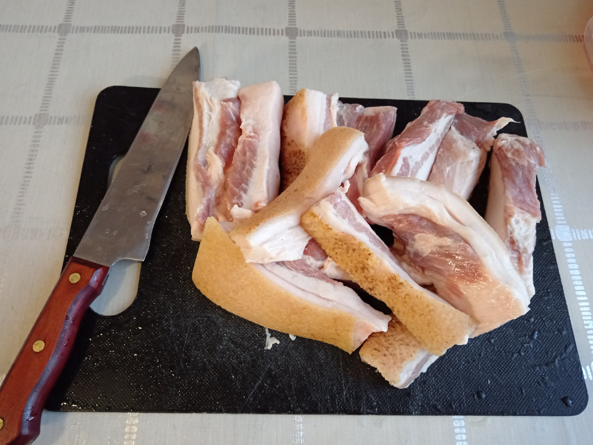 Купили на рынке сало. 