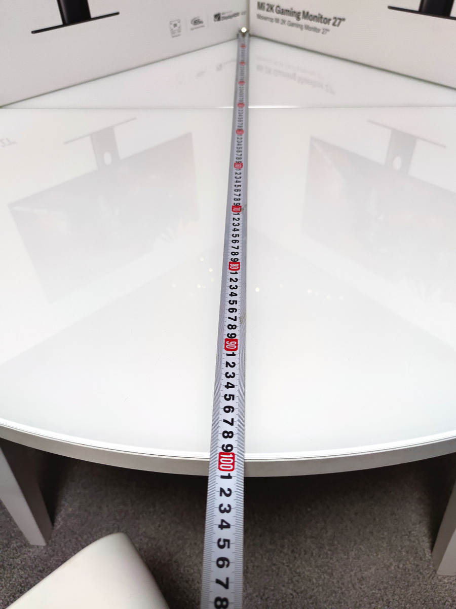 Юле понадобилось узнать, какое получается расстояние между фоном и краем сцены