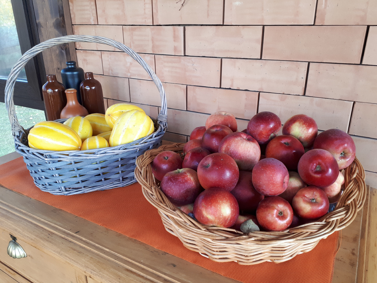 В дальней корзинке - дыни.