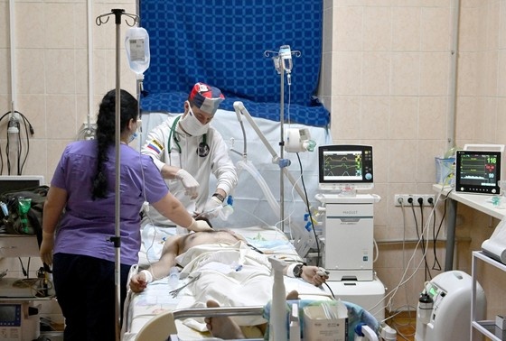    Военные медики 195-го медицинского батальона ВС РФ проводят операцию в госпитале в Луганской Народной Республике