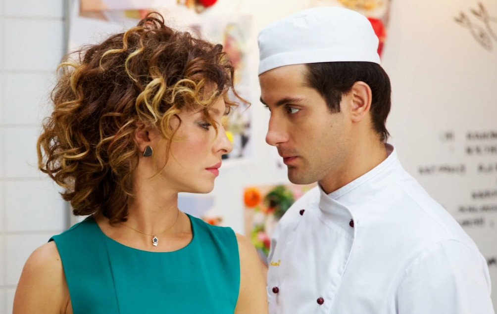 на фото Елена Подкаминская и Марк Богатырев в сериале "Кухня"