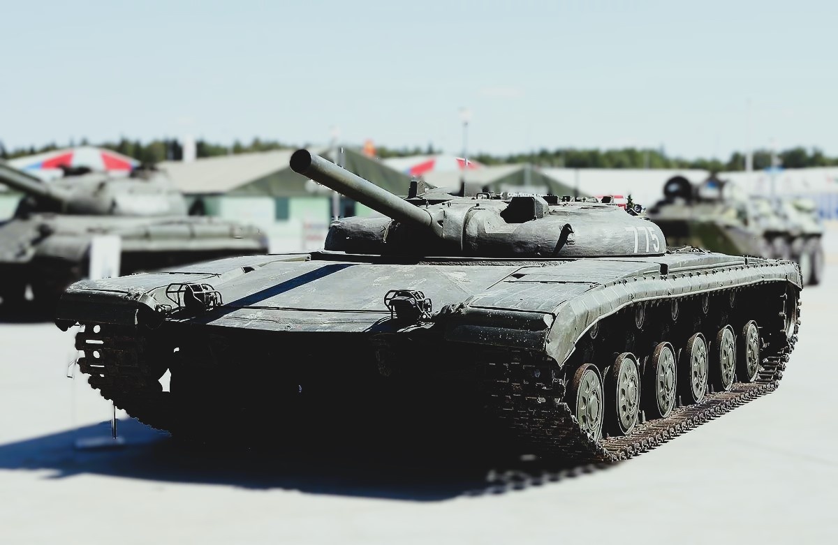 Из-за размеров танка, картинка кажется растянутой, но это не так.