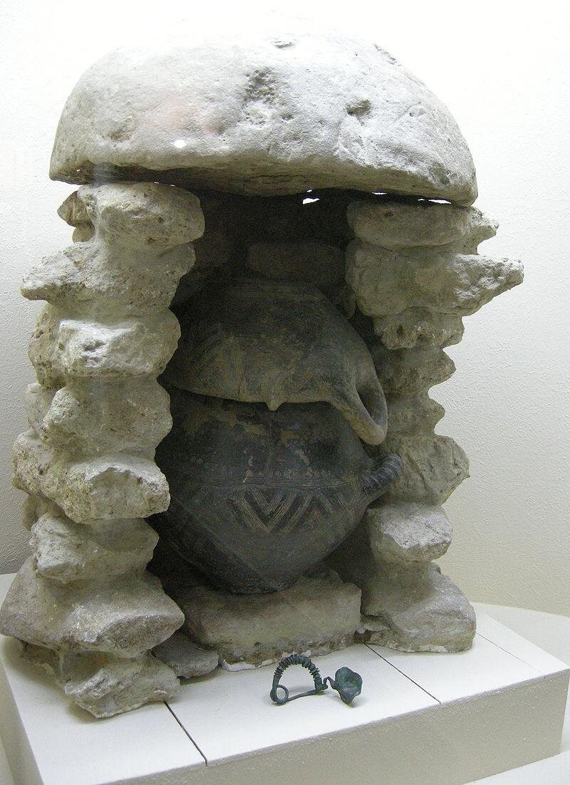 Погребение культуры Вилланова с характерной погребальной урной. I тыс. до н.э. 