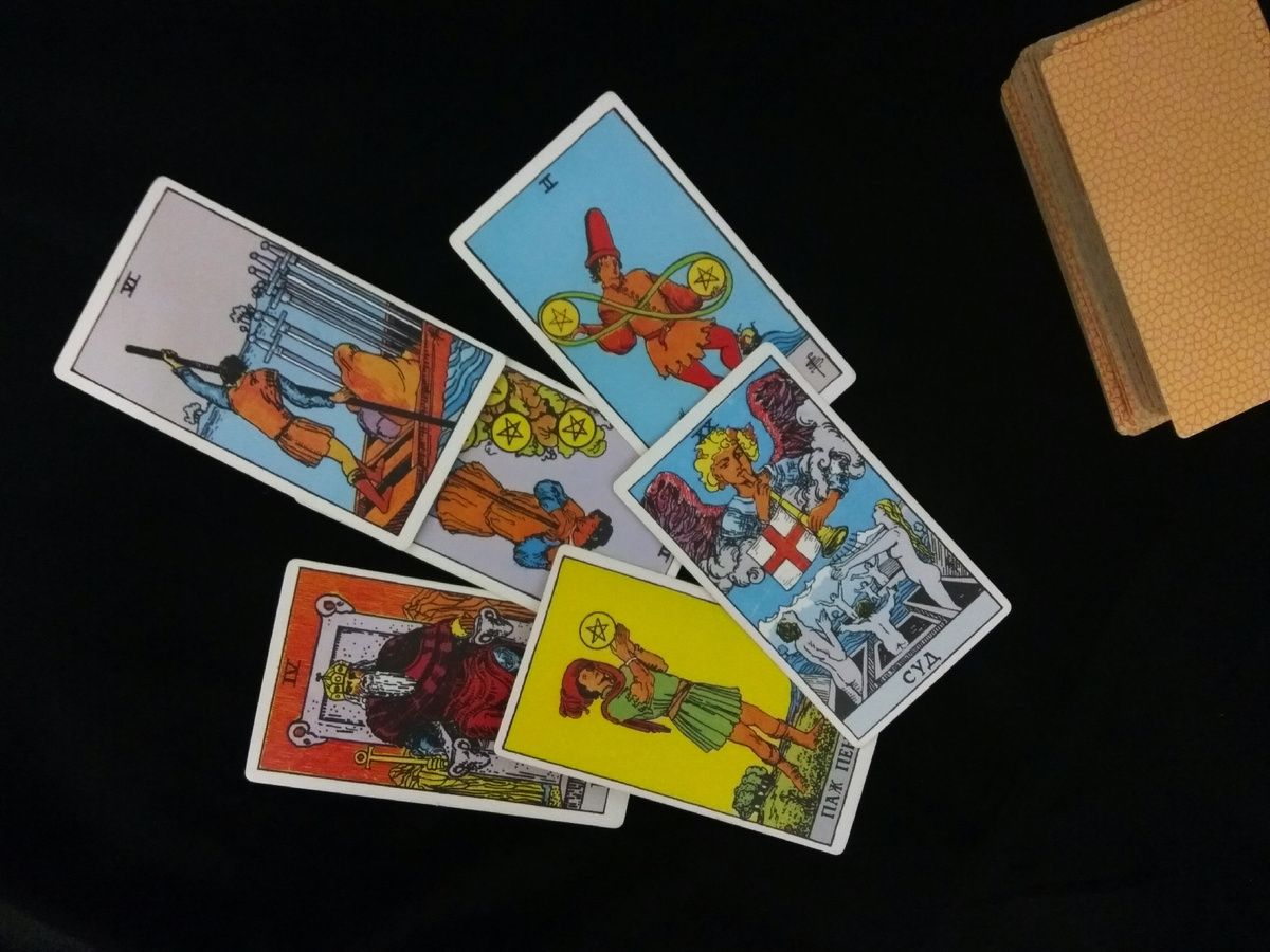 Таро для Скорпионов на декабрь