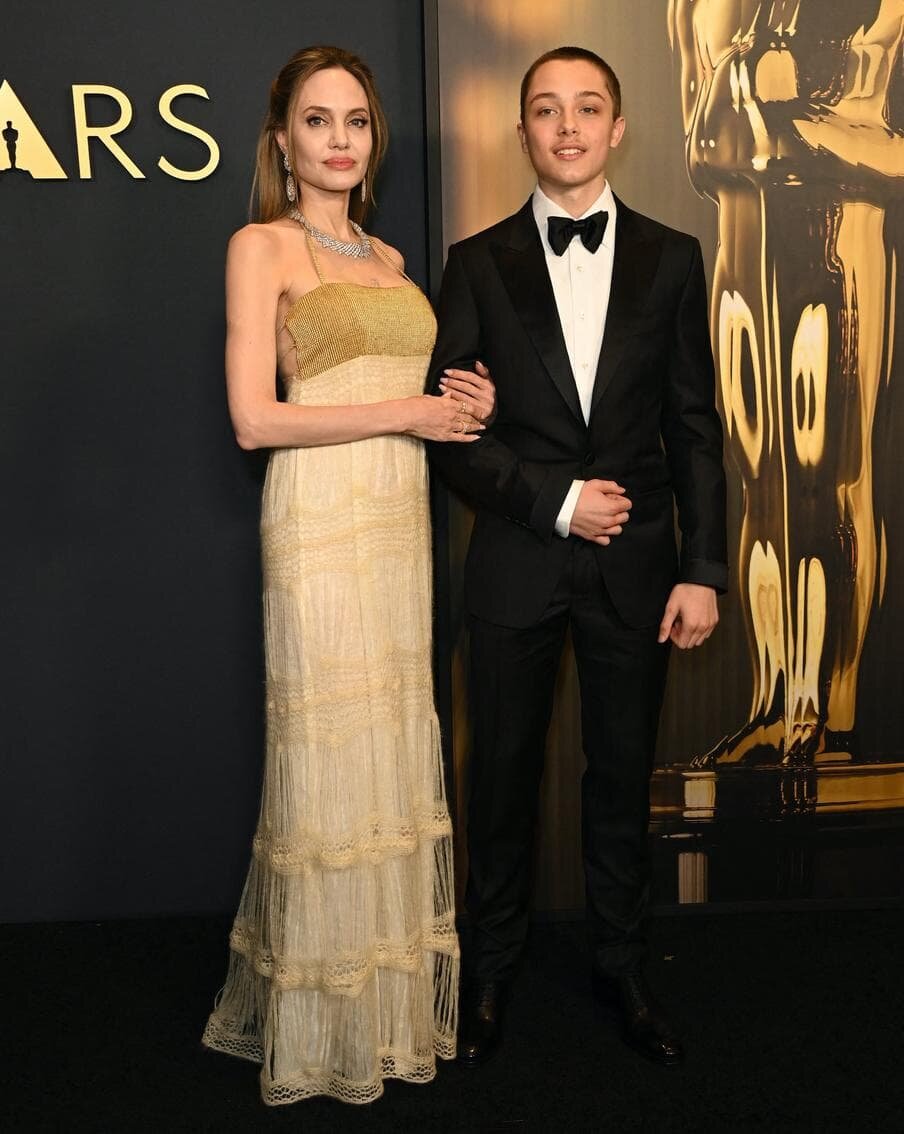    Анджелина Джоли пришла на красную дорожку вместе с сыном Ноксом. AFP