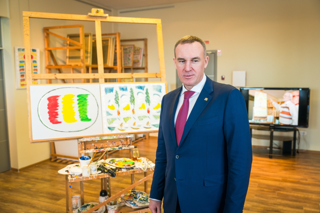    Руслан Кухарук открыл выставку в честь легендарного югорского художника Геннадия Райшева