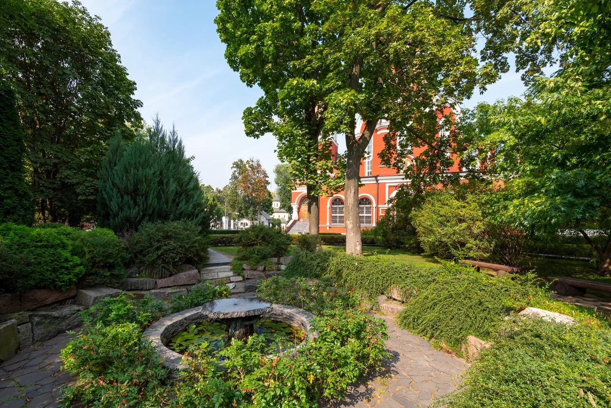 Всего в 5 минутах ходьбы от комплекса раскинулся живописный Петровский парк, в окрестностях которого когда-то охотились Романовы 