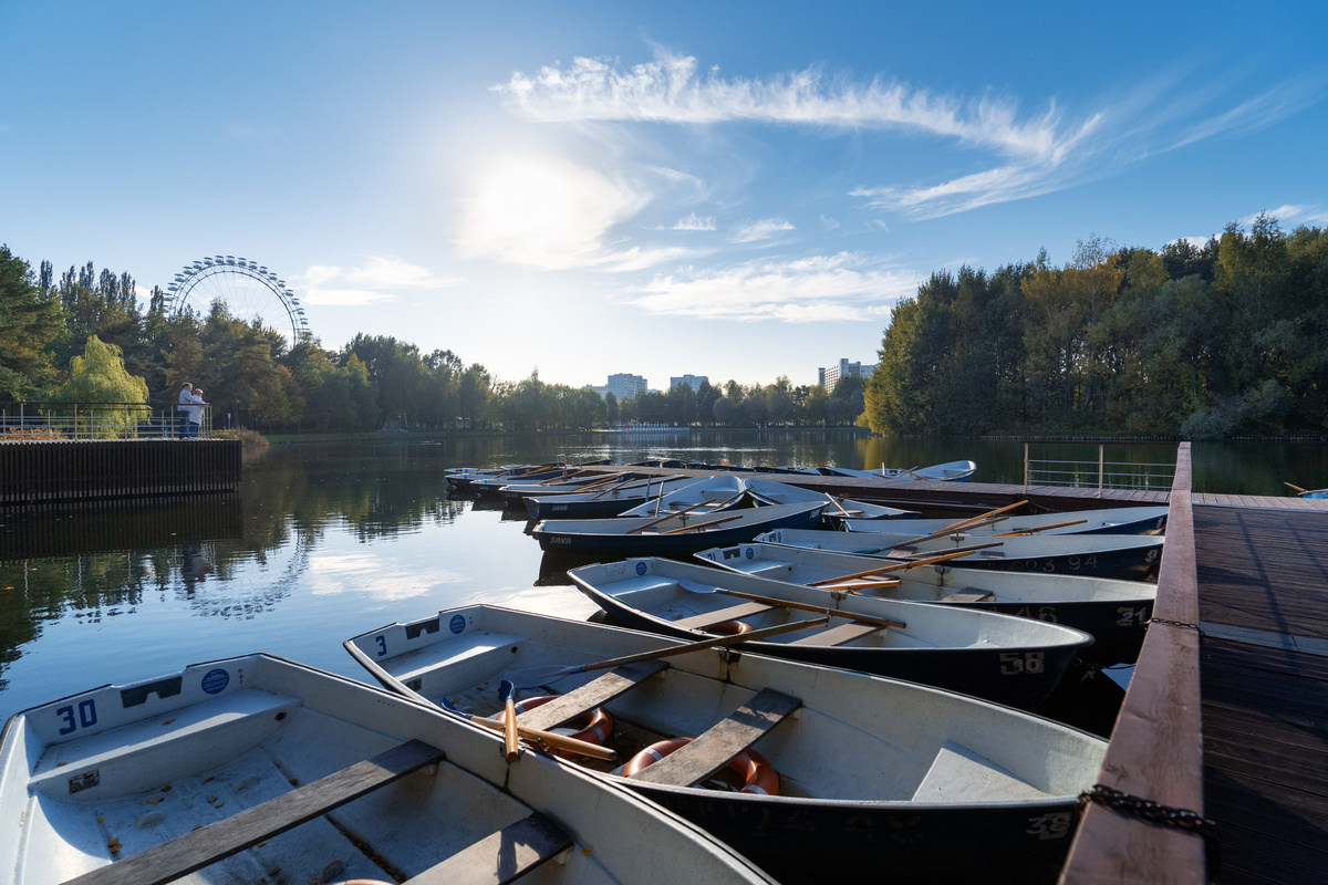 Гости парка круглогодично гуляют по аллеям, любуются водной гладью пруда и наблюдают за жизнью его пернатых обитателей 