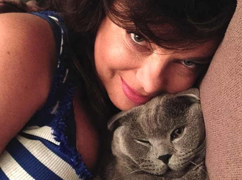 на фото Наташа Королева с котом Боссом