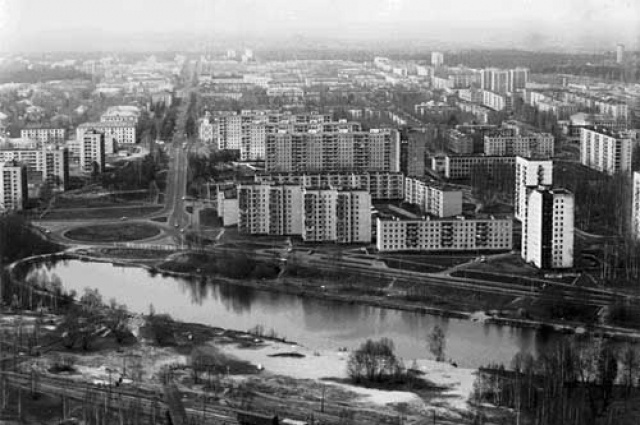 1 апреля 1946 года посёлок Саров был выбран как место расположения первого советского ядерного центра КБ-11, будущего ядерного центра Арзамас-16. Архивная фотография города