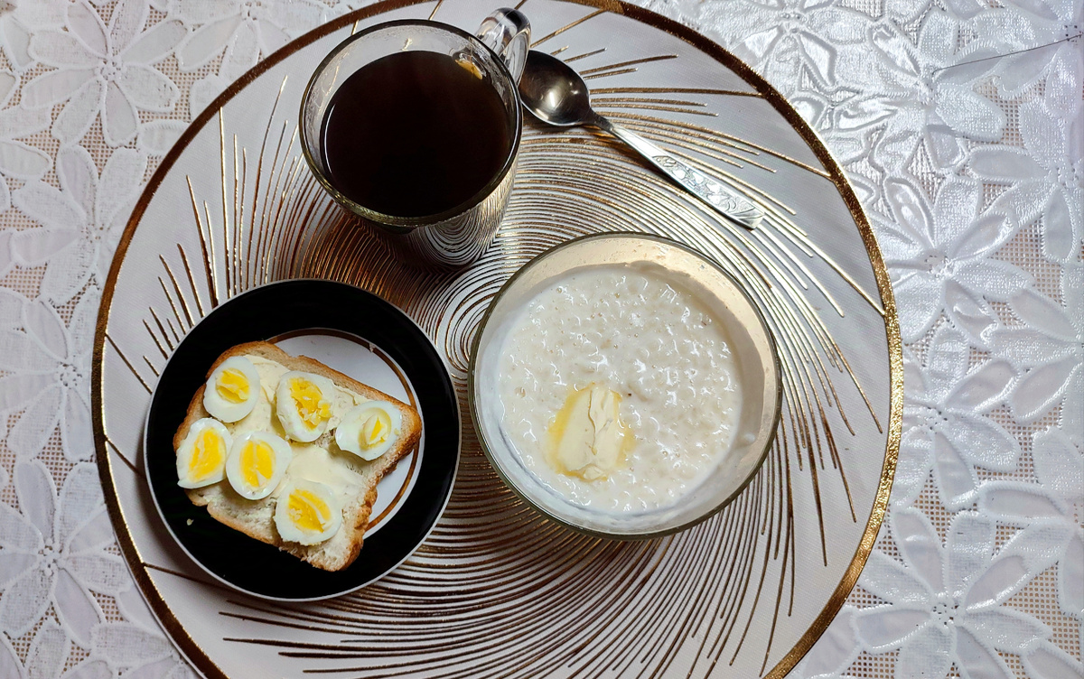 Завтрак : каша рисовая, бутерброд с яйцом, кофе