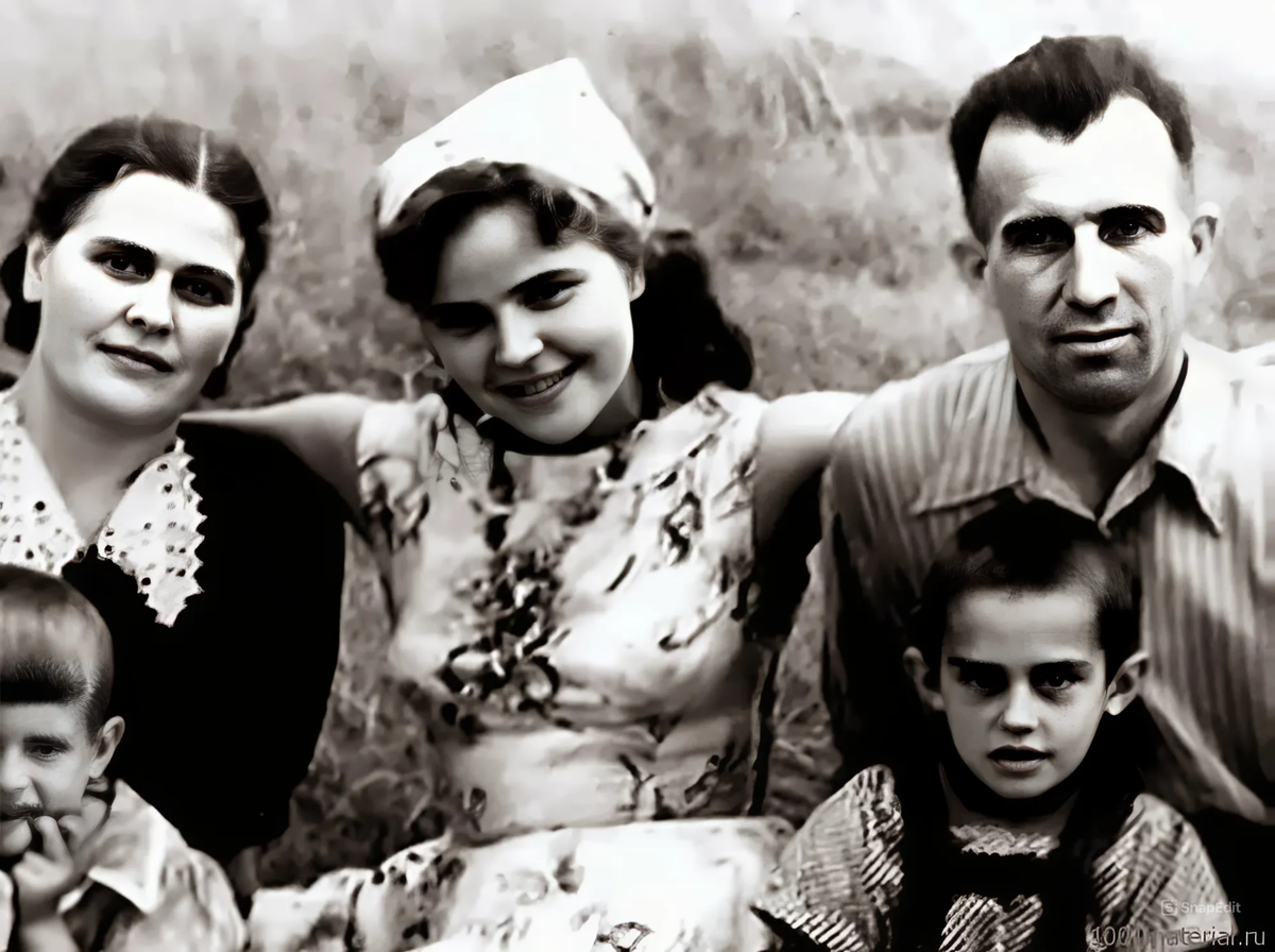 Юная Тамара с семьёй