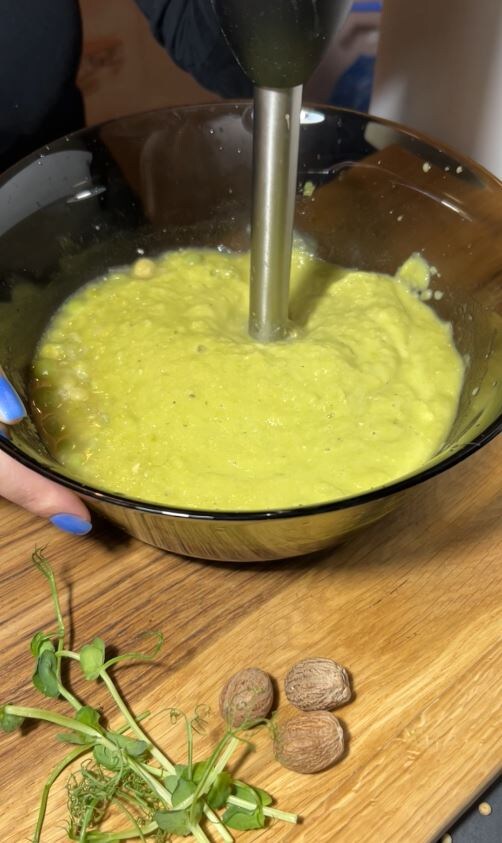 Рецепт: Крем-суп (суп-пюре) из зеленого горошка 

Ингредиенты: 
Зелёный горошек (замороженный) - 400 гр.
Лук репчатый - 1 шт.
Чеснок - 2 зубчика
Сливки 10% - 250-300 мл.
Сливочное масло - 20 гр.
Соль, перец - по вкусу
Вода - 500 мл.

Приготовление: 
Разогреваем в глубокой сковороде или кастрюле 20 гр. сливочного масла и обжариваем лук до полуготовности, затем добавляем 2 зубчика измельченного чеснока, готовим ещё пару минут. 
Добавляем 400 гр. замороженного зеленого горошка, заливаем горячей водой и тушим под крышкой около 20 минут. 
Солим, перчим и перемешиваем, затем пробиваем все это блендером до пюреобразного состояния. 
Далее добавляем в полученную массу сливки и доводим до кипения. Всё, вкуснейший крем-суп из зеленого горошка готов.
Украсить при подаче можно целыми горошинами (не забудьте отложить их перед измельчением блендером), нарезанными тонкими ломтиками помидорками черри и каплей оливкового масла - ну, или любыми другими продуктами, которые подскажет вам фантазия.
Приятного аппетита!
