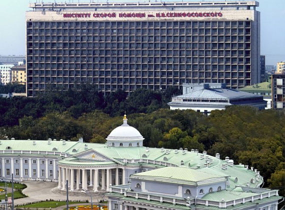 на фото главный корпус НИИ им. Н.В. Склифосовского