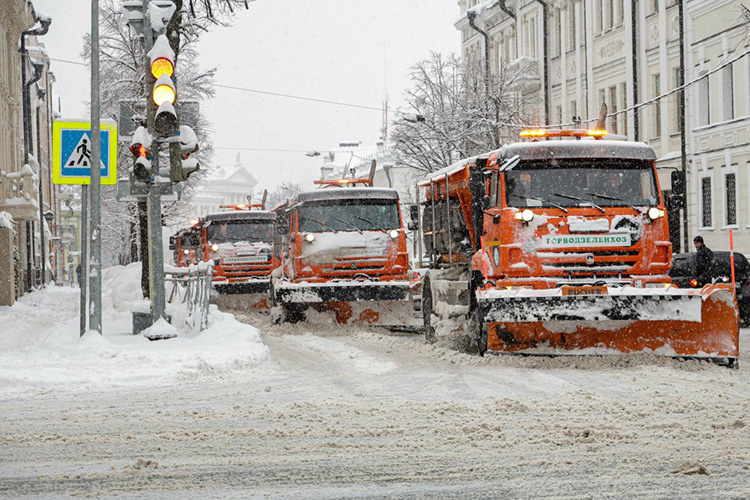    Из-за аномальных снегопадов с 17 января по 2 февраля в начале этого года в Казани действовал план «Буран», дороги убирались в усиленном режиме.   
Фото: «БИЗНЕС Online»