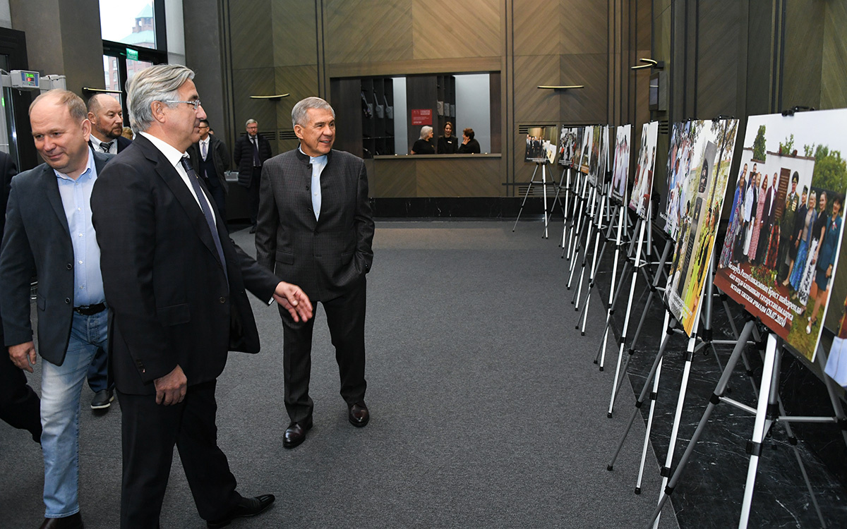 По традиции форум посетил Раис РТ Рустам Минниханов. Перед началом заседания он осмотрел фотовыставку. Фото: rais.tatarstan.ru