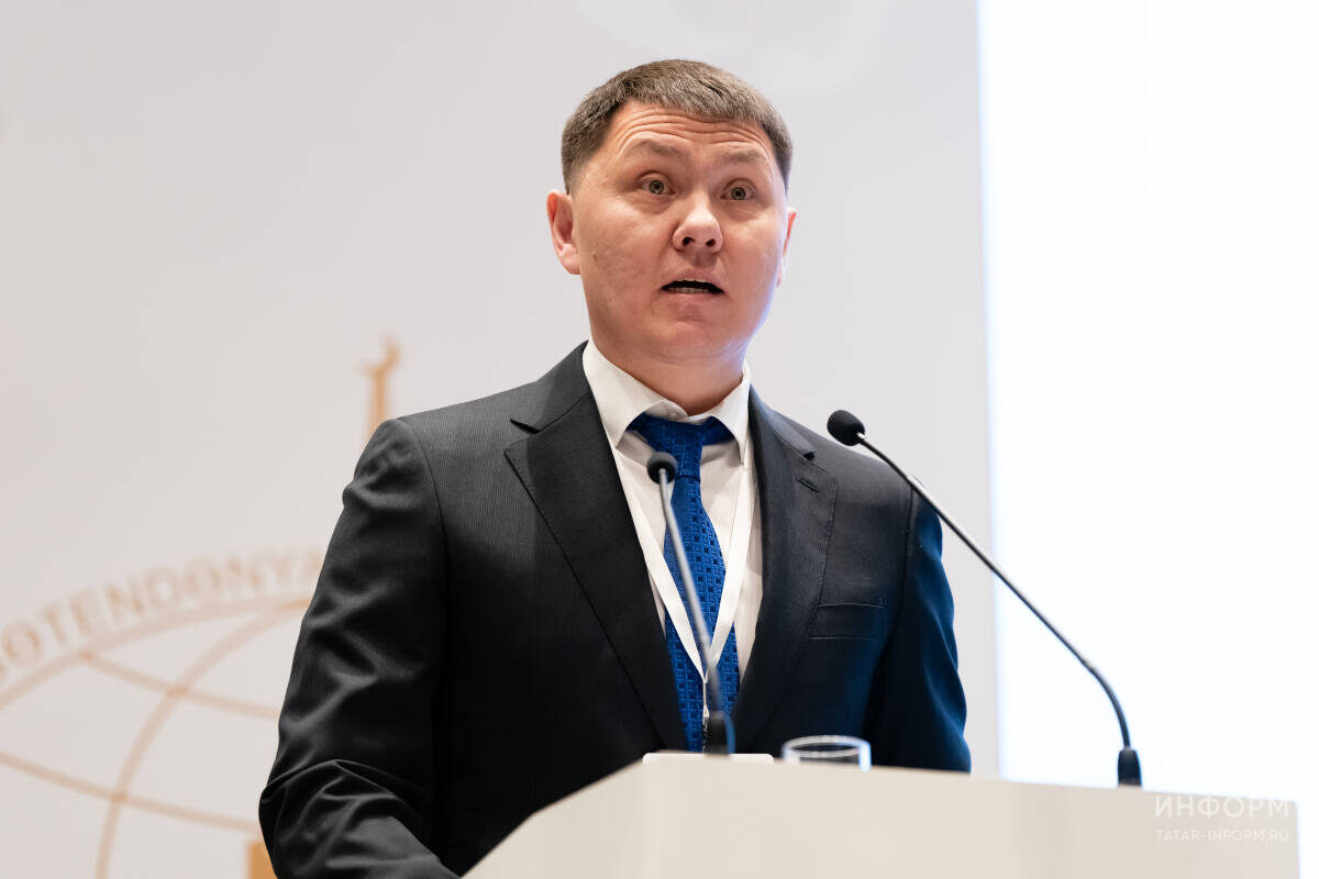 ​Радик Минниханов: «В ближайшем будущем бюст Мусы Джалиля должен появиться и в Омске». Фото: © Салават Камалетдинов / «Татар-информ»