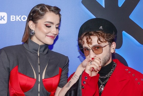    евица Mona (Дарья Кустовская) и блогер, певец Эльдар Джарахов