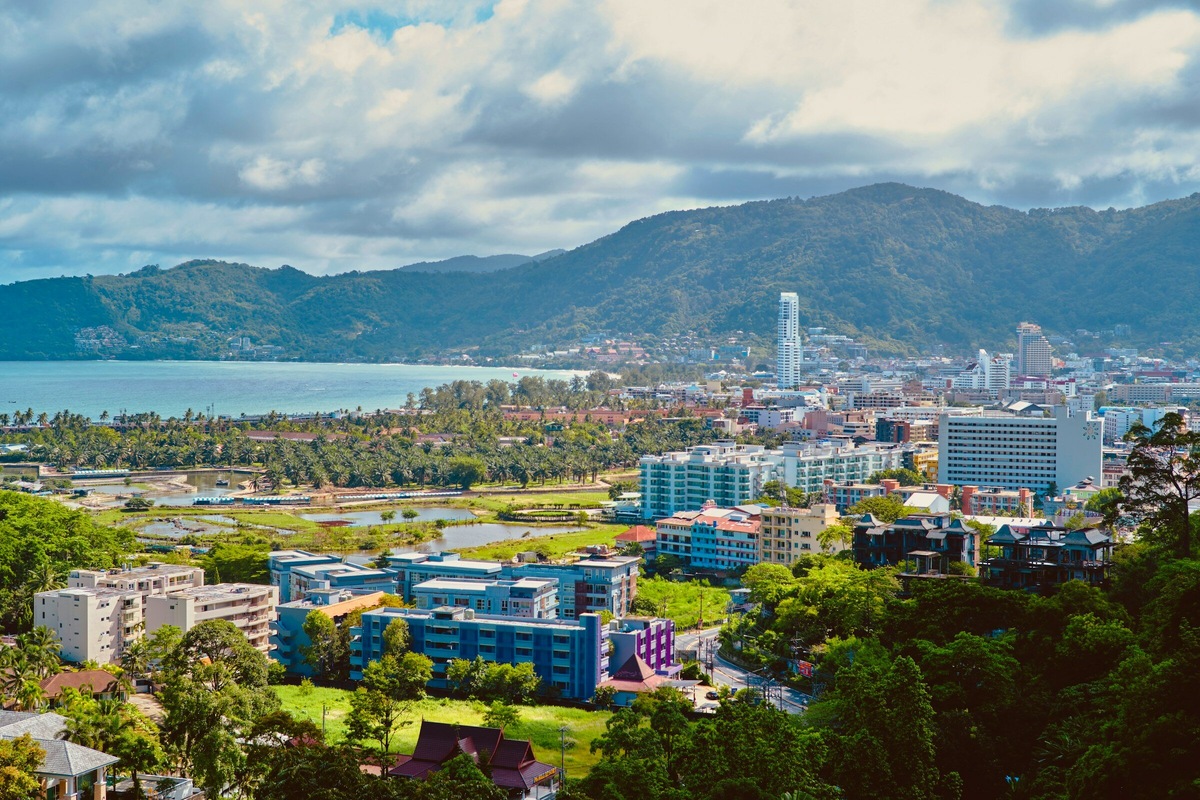 На Пхукете найдутся апартаменты или дом любого размера — в том числе через русских риелторов. Фото: Clark Gu / Unsplash