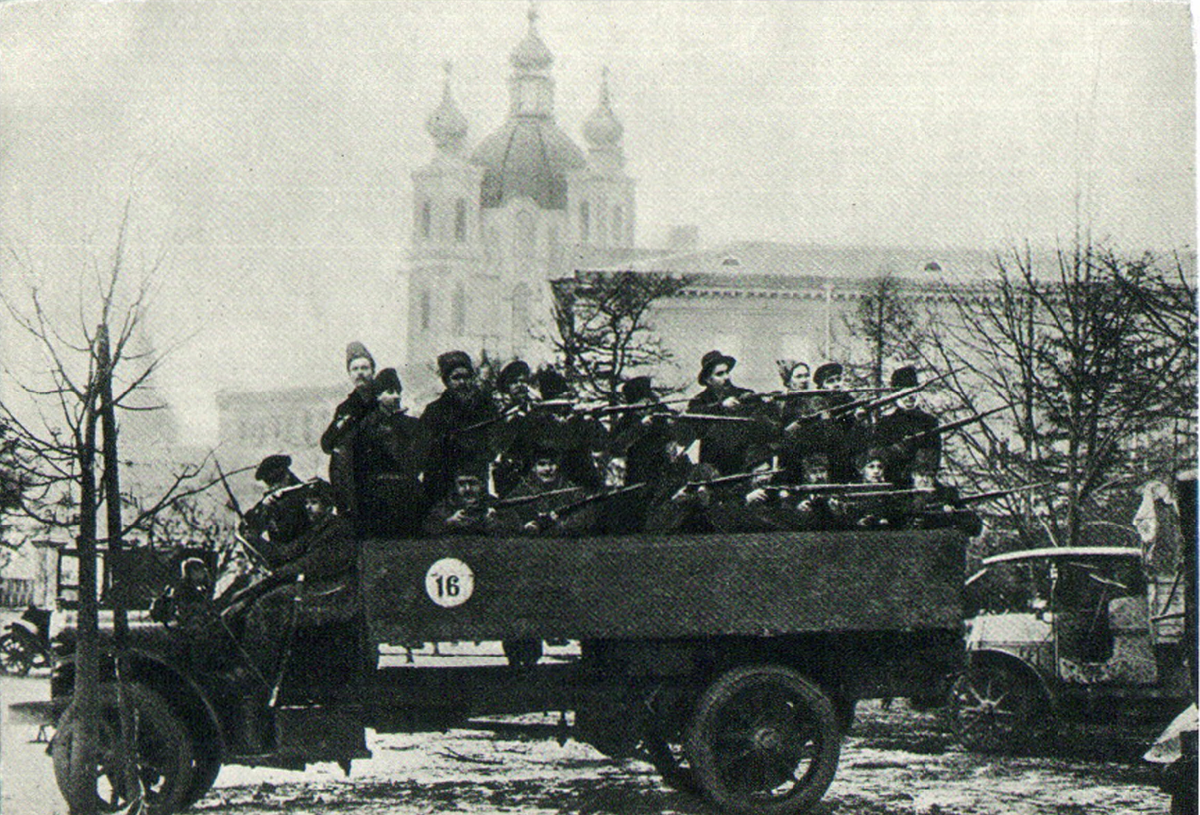 Октябрь в Петрограде. Один из красногвардейских отрядов. 1917. Фото из открытых источников.