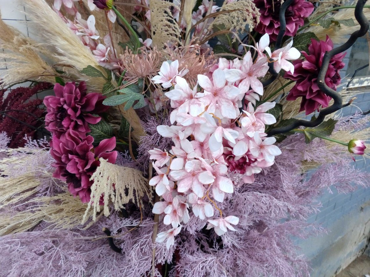 Вход в здание украсили другими цветочками 