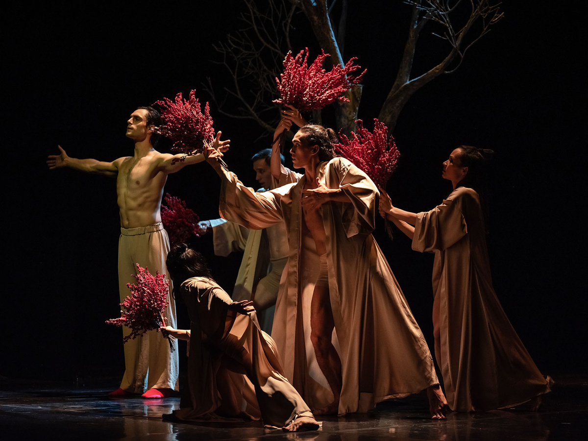    Здесь и далее сцены из спектакля «Медитация»