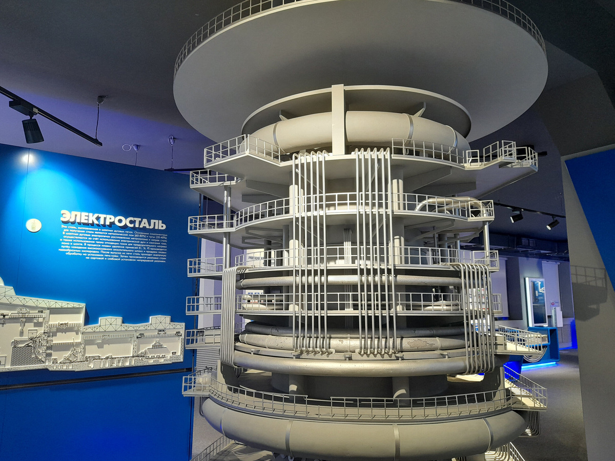 Второй этаж музея встречает посетителей макетом доменной печи