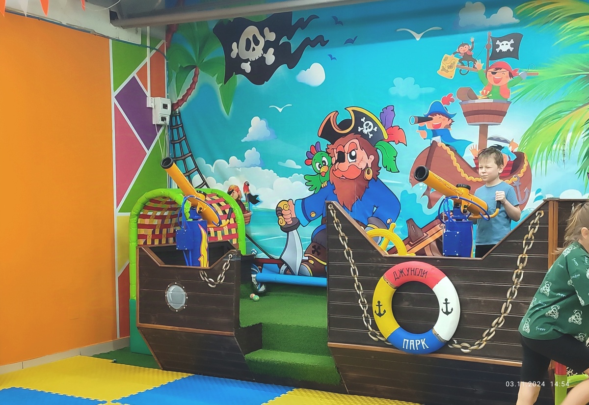 Паша прицеливается к новым котам