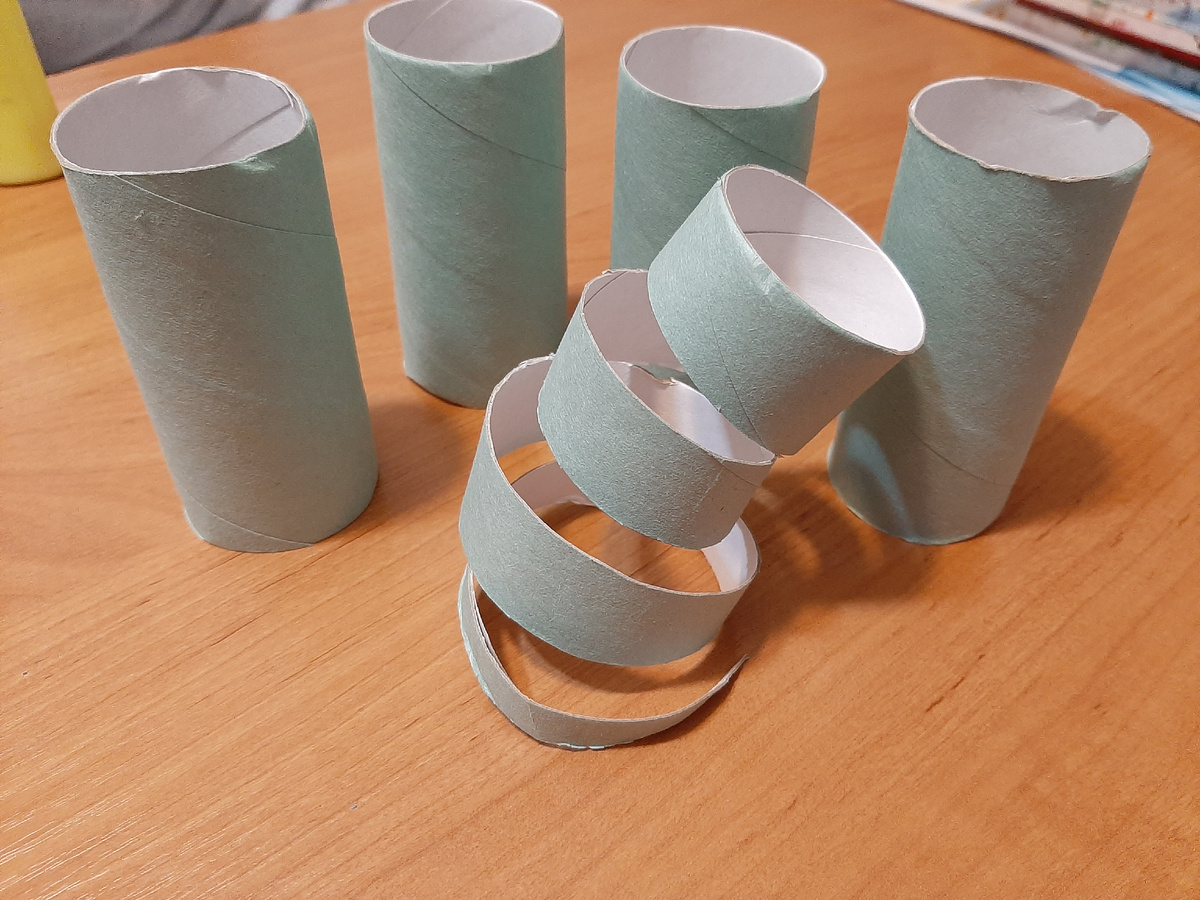 Втулки от туалетной бумаги для изготовления тела-основы змея на новый год