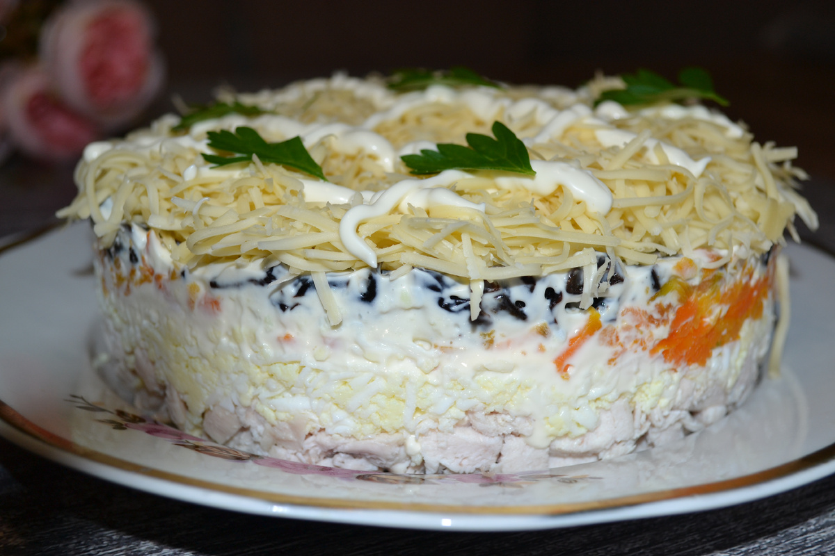 салат с курицей и черносливом
