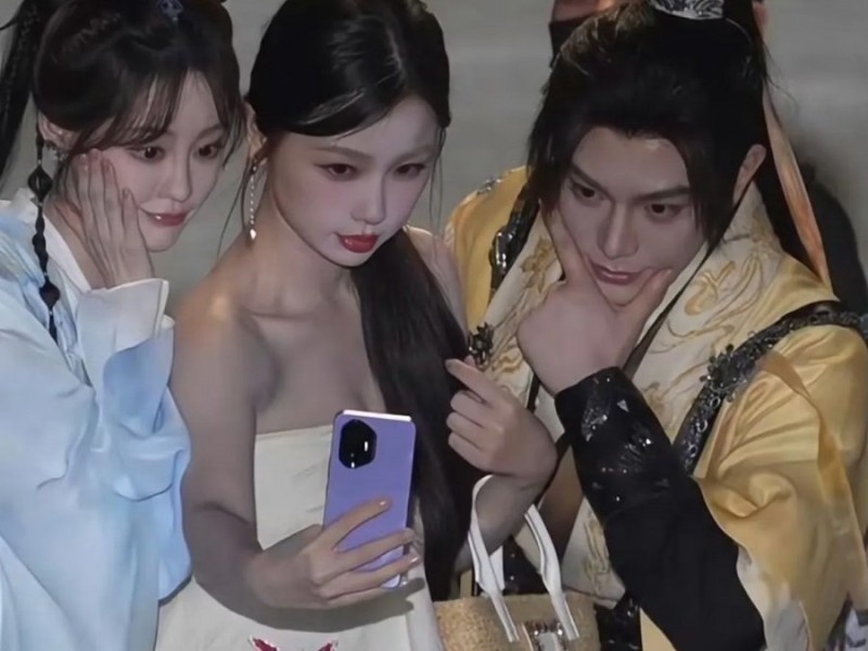    Актриса появилась на публике с неанонсированным Honor 300