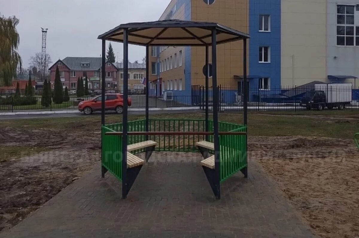    В брянском парке имени Пушкина завершают благоустройство детского городка