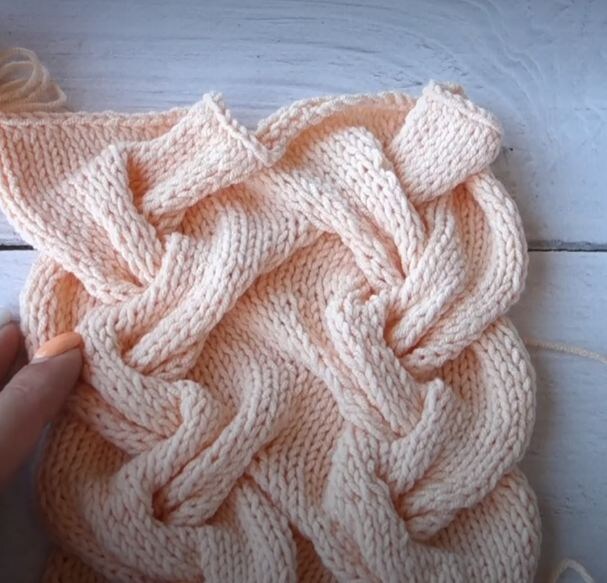    Объемная коса спицами   
Источник: Скриншот из видео