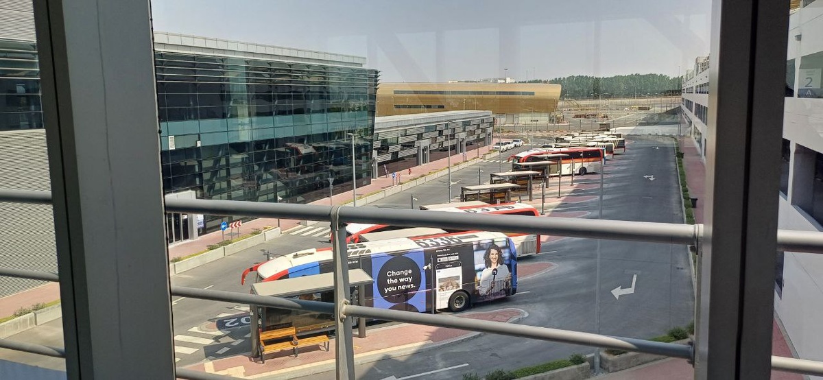 Автовокзал в Дубае. Вид из перехода.