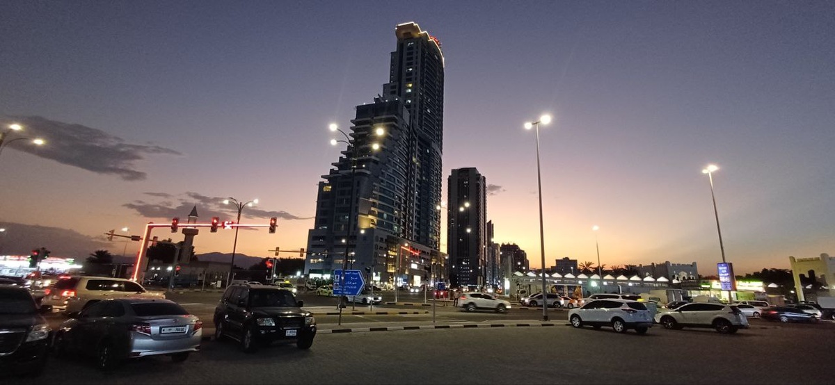 Если подойти к зданию справа-перед ним будет дорога, Ее надо перейти. Рынок правее.