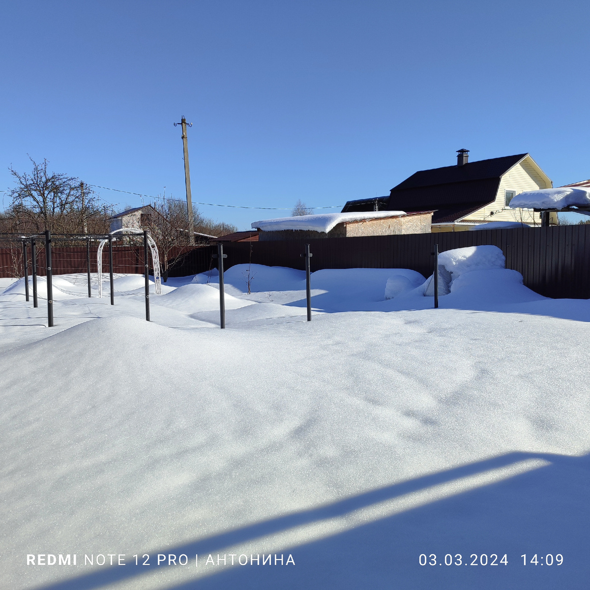 Снега в этом году было очень много.