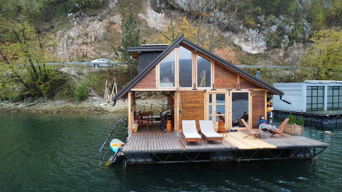 Плавучий домик на озере Перучац