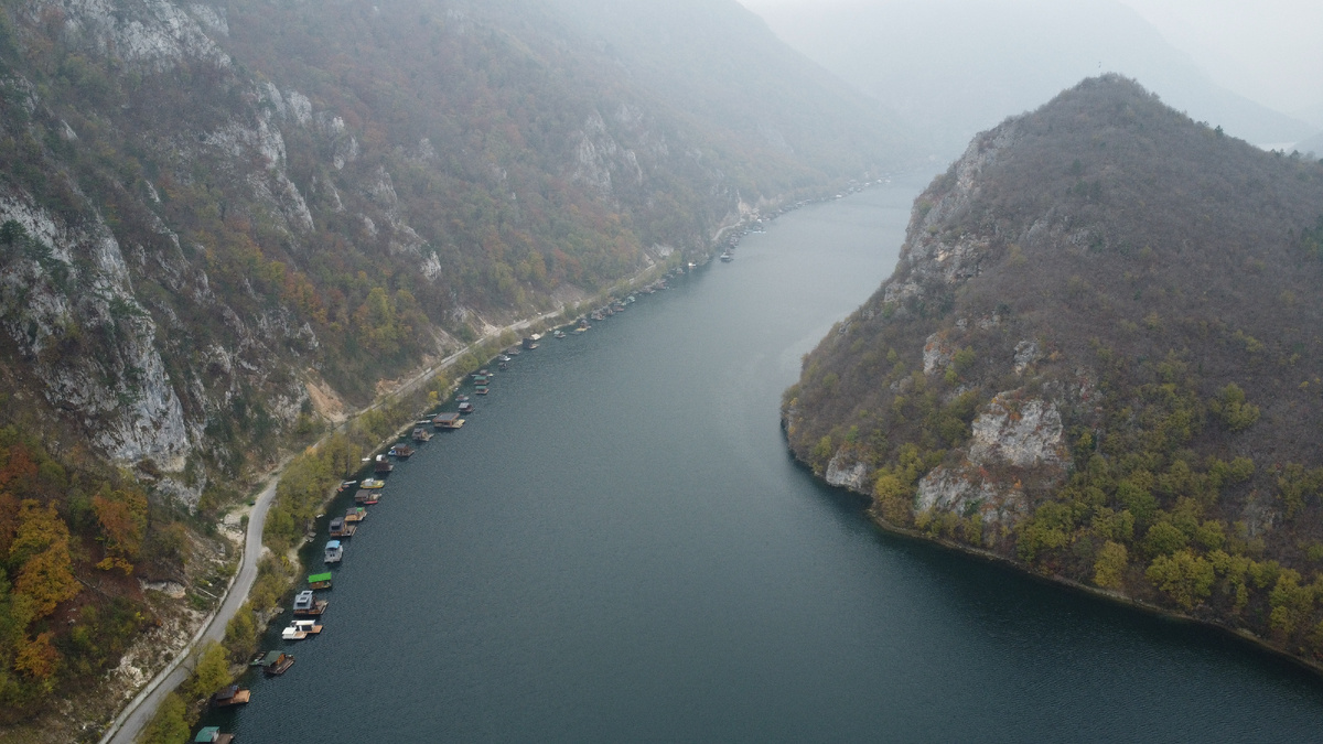 Слева - домики вроде нашего