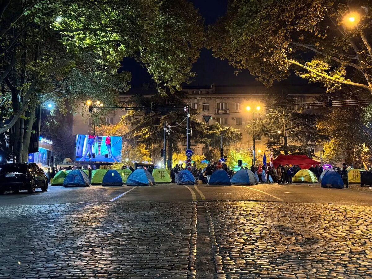 Палатки. Акция протеста в столице Грузии 18 ноября 2024 года © photo: Sputnik / Stringer 