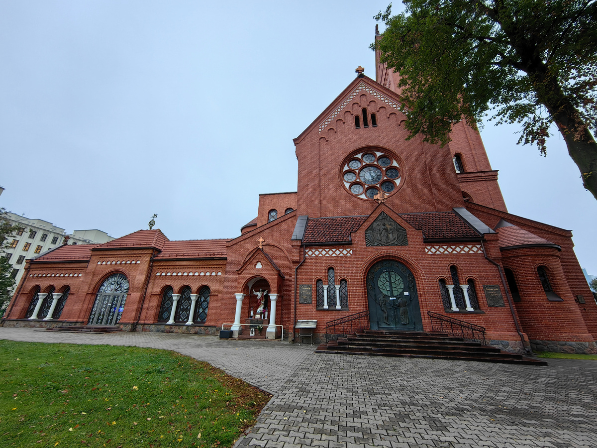 Костел Святых Симеона и Елены - фото автора (октябрь 2024) листайте далее