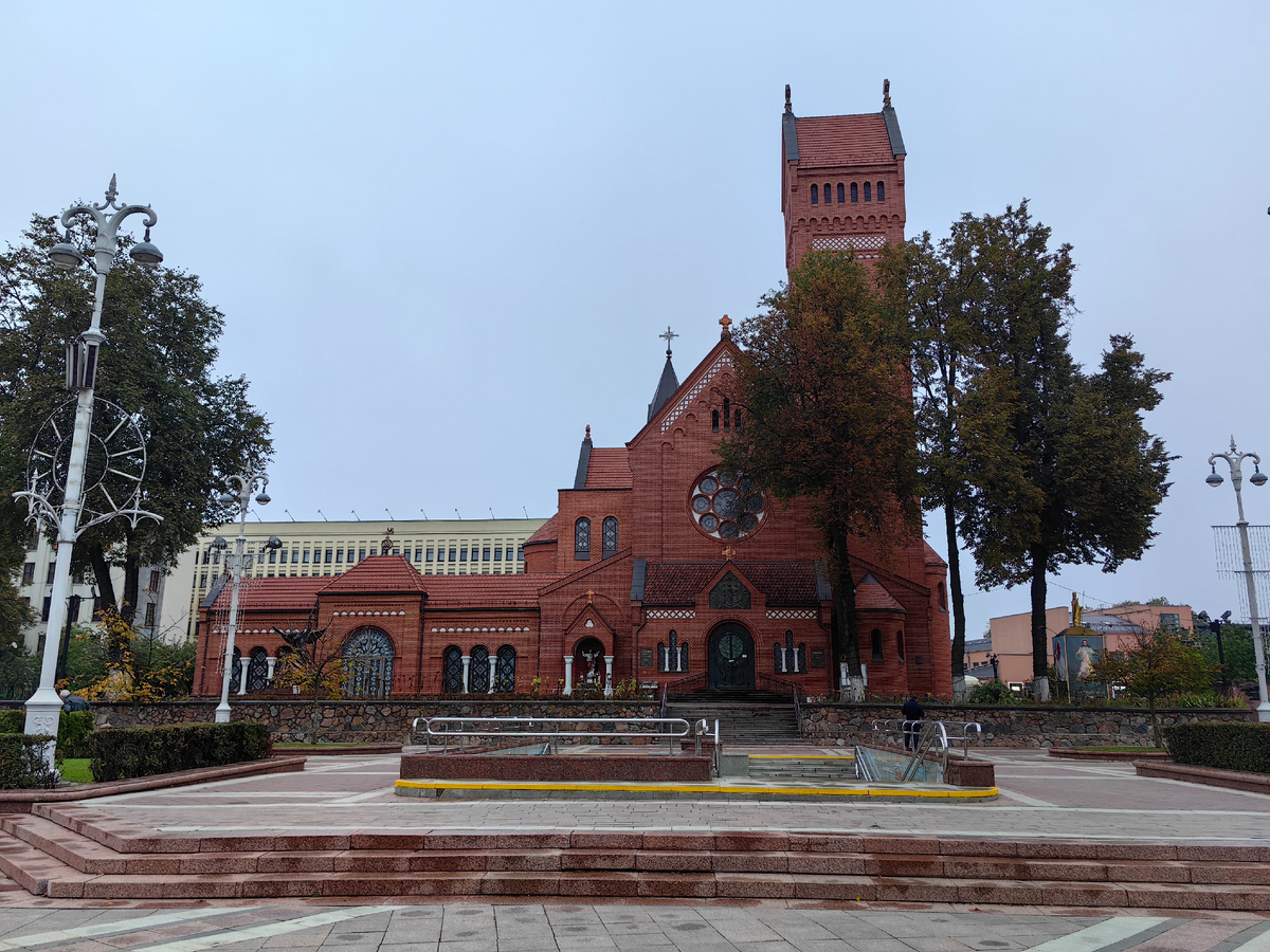 Костел Святых Симеона и Елены - фото автора (октябрь 2024) листайте далее