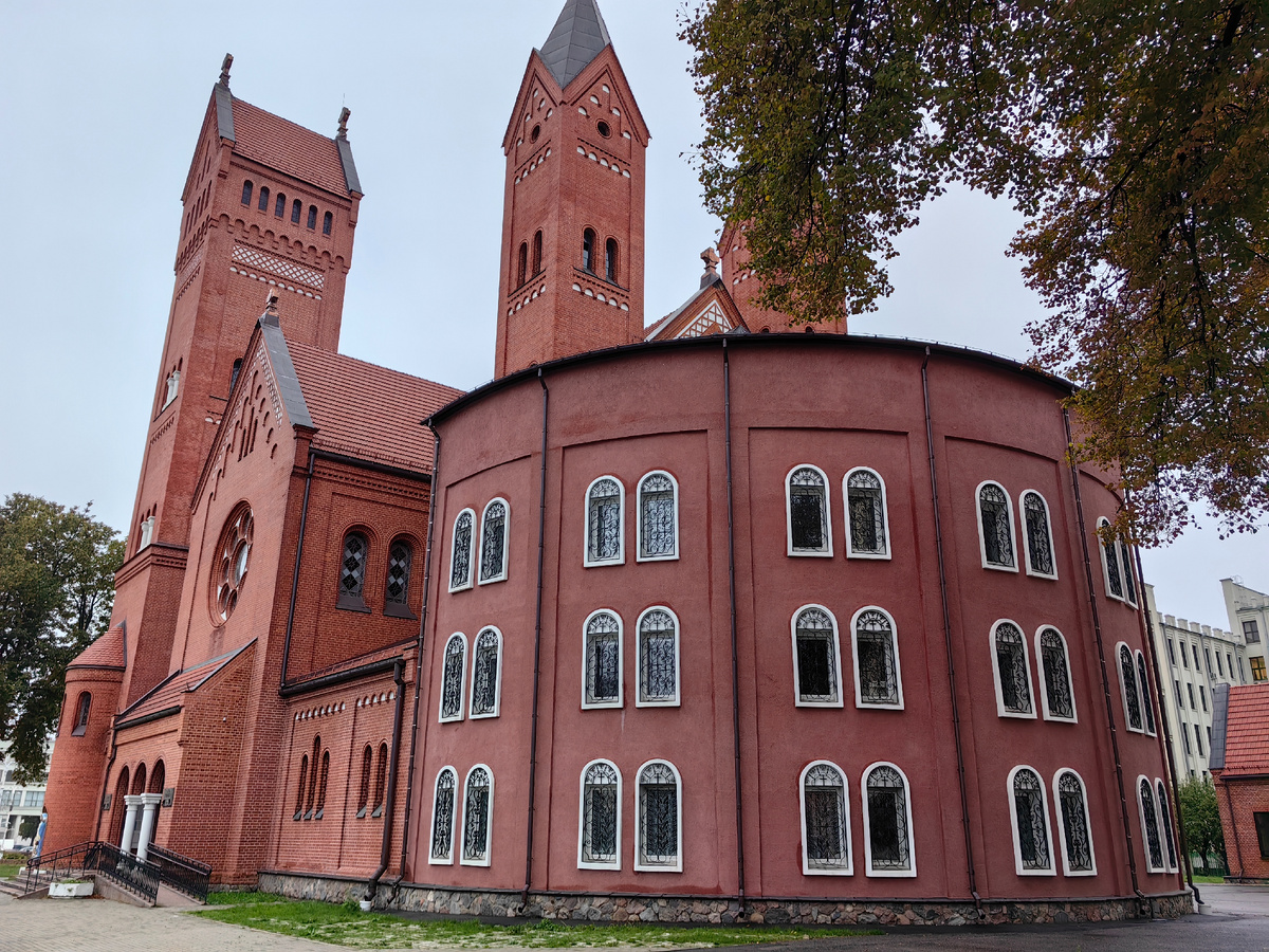 Костел Святых Симеона и Елены - фото автора (октябрь 2024) листайте далее